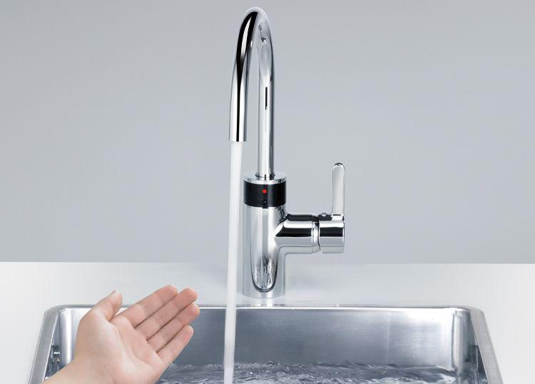 # **HYBRID**

KLUDI-E-GO ist die vielgefragte dritte Hand, die in der Küche oft fehlt. Des Rätsels Lösung: Ein intelligentes Infrarotsystem lässt das Wasser fließen, wenn es gebraucht wird - auch wenn gerade keine Hand frei ist. Durch seine Hybridfunktion lässt sich die KLUDI-E-GO ebenso komfortabel von Hand bedienen wie im Automatikmodus betreiben.
